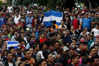 Los inmigrantes hondureños se organizan para pasar a México.-EFE / ESTEBAN BIBA