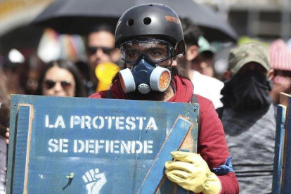 Una manifestante sostiene un cartel de protesta en una marcha en Bogotá contra el Gobierno de Duque.-FERNANDO VERGARA (AP)