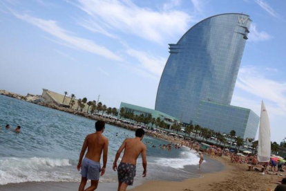 El fondo catarí QIA entró en el 2013 en el capital del Hotel W Barcelona, al fondo de la imagen.-