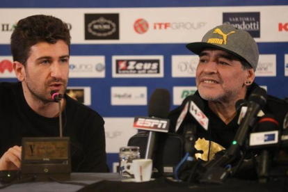 Maradona, junto al actor y director teatral Alessandro Siani, en la rueda de prensa de este domingo.-ALESSANDRO GAROFALO