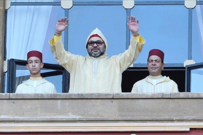 El rey Mohamed VI saluda desde la sede del Parlamento en Rabat.-AP