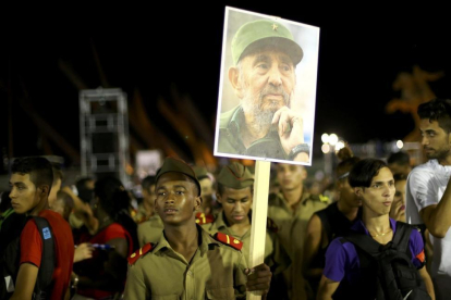 Participantes en el acto en memoria de Fidel Castro en Santiago de Cuba.-IVAN ALVARADO / REUTERS