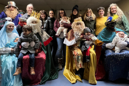 Los Reyes Magos durante su visita a Villálvaro con los niños.-ANA HERNANDO
