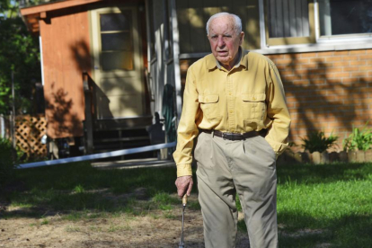 Michael Karkoc, en el jardin de su casa en Minneapolis (Minnesota), en mayo del 2014.-RICHARD SENNOTT