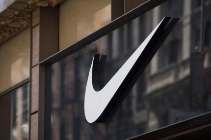 El logo de Nike, en su tienda de Nueva York; la multinacional es una de las protagonistas de los papeles del paraíso.-AFP / DREW ANGERER
