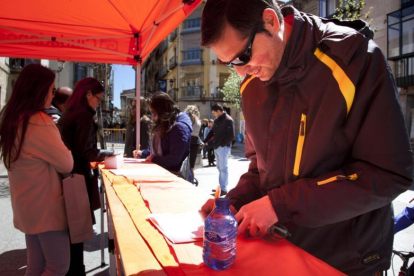 Numerosos vecinos firmaron ayer en Soria.-Diego Mayor