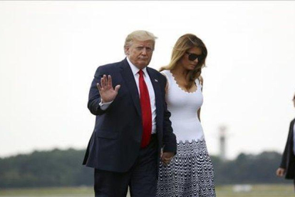El presidente de los Estados Unidos, Donald Trump, junto con su esposa Melania.-AP