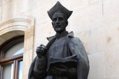 La estatua de Diego Línez frente al Palacio Provincial. /VALENTÍN GUISANDE-