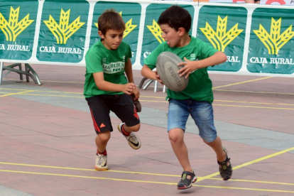 Dos niños durante la jornada de iniciación del rugby celebrada durante las Mini Olimpiadas.-ÁLVARO MARTINEZ