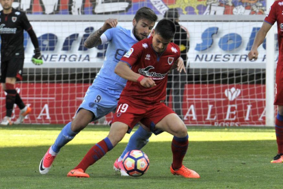 Galarreta, fijo para Arrasate,  en el partido ante el Girona con el jugador Portu en un lance del juego.-María Ferrer