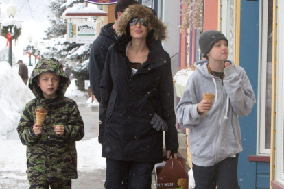 Angelina Jolie, con sus hijos Knox Leon (izquierda) Y Shiloh, en Colorado, este lunes.-GTRES