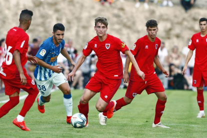 Vidorreta, con el balón, se va de Toni Moya acompañado de Moha, David Sanz y Nacho, el pasado sábado en el partido de El Burgo ante el Atlético.-MARIO TEJEDOR