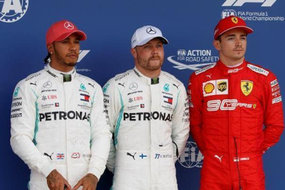 Valtteri Bottas, Lewis Hamilton y Charles Leclerc arrancarán delante mañana en el GP de Inglaterra.-EFE / EPA / VALDRIN XHEMAJ