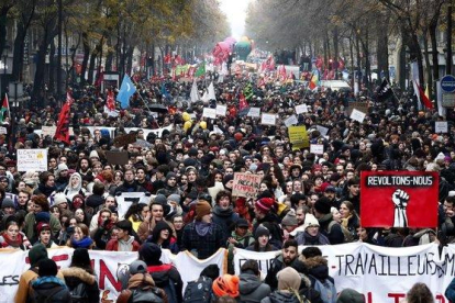 Manifestación en París contra la reforma de las pensiones, este jueves.-EFE / IAN LANGSDON
