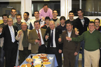 Los jugadores del CMA despiden el año con un ágape. / VALENTÍN GUISANDE-