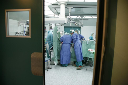 Los cirujanos comienzan a preparar al paciente en el quirófano antes de que llegue el corazón del donante-Ical