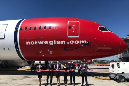 Imagen de la inauguración del vuelo de Barcelona a Miami de Norwegian Airlines desde el aeropuerto del Prat.-EL PERIÓDICO (ARCHIVO)