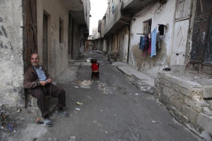 Un anciano en las calles de Damasco tras anunciarse el alto al fuego el pasado sábado.-MOHAMMED BADRA / EFE