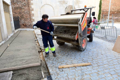 Uno de los operarios del almacén municipal trabaja en la mejora del pavimento de la plaza del Vergel.-ÁLVARO MARTÍNEZ
