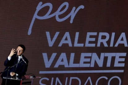 Mateo Renzi en un acto electoral en apoyo a la candidata de su partido por Nápoles Valeria Valente.-EFE / CIRO FUSCO