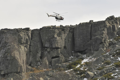 Un helicóptero en un rescate en El Moncayo.-FERNANDO SANTIAGO