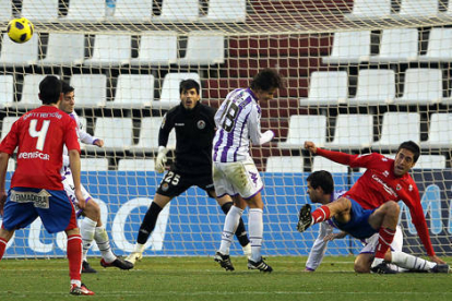 Íñigo Vélez es derribado en el área por un jugador del Valladolid. / MONTSE ÁLVAREZ-
