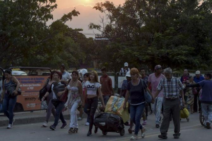 Venezolanos cruzan el puente Simón Bolívar entre Venezuela y Colombia.-RAÚL ARBOLEDA (AFP)