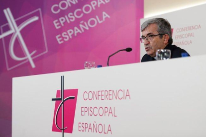 El secretario general y portavoz de la Conferencia Episcopal Española (CEE) y obispo auxiliar de Valladolid, Luis Argüello, este jueves.-EFE / EMILIO NARANJO