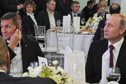 Foto tomada el 10 de diciembre de 2015  que muestra al presidente ruso  Vladimir Putin sentado junto al entonces militar retirado estadounidense Michael Flynn en Moscú.-EFE / MICHAEL KLIMENTYEV