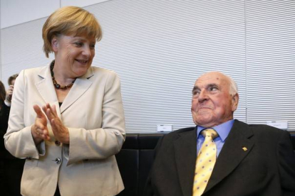 La cancillera Angela Merkel aplaude al excanciller Helmut Kohl, en el 2012.-Foto:   FABRIZIO BENSCH / REUTERS