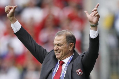 Gianni Di Biasi gesticula en el encuentro de este sábado ante Suiza.-REUTERS / DARREN STAPLES