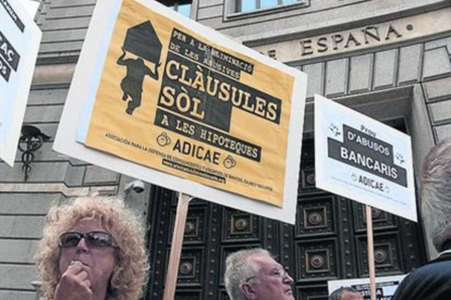 Protesta contra las cláusulas suelo en Barcelona.-ACN / LAURA BUSQUETS