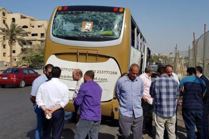 El bus donde ha ocurrido la explosión cerca de un museo en construcción al lado de las pirámides de Giza en El Cairo (Egipto).-AHMED FAHMY