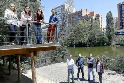 Miembros del área de Tecnología Ambiental en los alrededores de la Cúpula del Milenio de Valladolid-J. M. LOSTAU