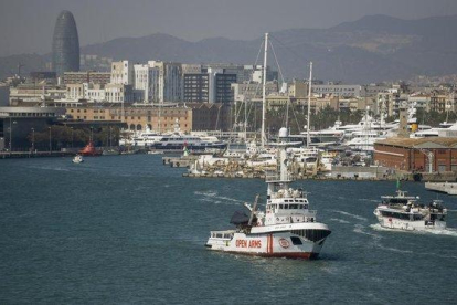 El barco Open Arms dejaba el puerto de Barcelona el pasado abril tras tres meses amarrado por problemas burocráticos.-JORDI COTRINA