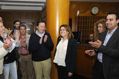 El alcalde electo de San Pedro, Ignacio Soria, con miembros de su partido en la noche electoral. / VALENTÍN GUISANDE-