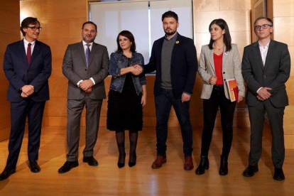 Los negociadores del PSOE: Illa, Ábalos, Lastra, con los representantes de ERC, Rufián, Vilalta y Jové.-JOSÉ LUIS ROCA