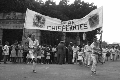 Desfile de la peña Los Chispeantes en un jueves la Saca de 1960. - MANUEL LAFUENTE CALOTO AHPSo 17435