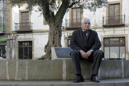 Ruiz Liso posa en la Plaza del Olivo de Soria. / ÁLVARO MARTÍNEZ-