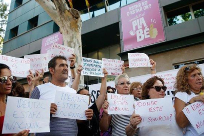 Protesta de afectados por las clínicas iDental en Valencia, en julio del pasado año.-EFE / KAI FORSTERLING