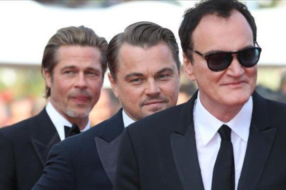 Quentin Tarantino, Leonardo DiCaprio y Brad Pitt, tras el estreno de Érase una vez en Hollywood en Cannes.-VALERY HACHE (AFP)
