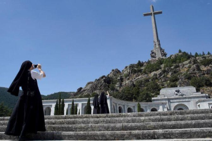 Una monja, de visita en el Valle de los Caídos.-JOSÉ LUIS ROCA