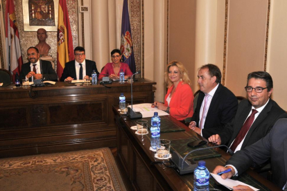 Al fondo, el presidente, Luis Rey, junto a los diputados Pilar Delgado y Jesús Cedazo-V. Guisande