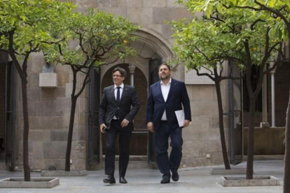El 'president' de la Generalitat, Carles Puigdemont, y el 'vicepresident', Oriol Junqueras.-ALBERT BERTRAN