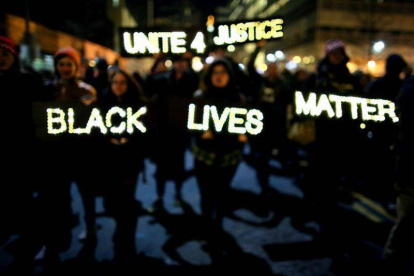 Manifestantes portan una pancarta luminosa en la que se lee 'Black lives matter', 'Las vidas de los negros importan', este jueves en Nueva York.-Foto: AFP / YANA PASKOVA