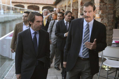 José María Aznar, acompañado por el exmandatario mexicano Vicente Fox (derecha).-STR (EFE)