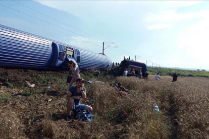Imagen del tren accidentado en Turquía.-EFE / MEHMET YIRUN
