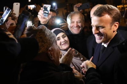 El presidente francés, Emmanuel Macron, durante su visita a Clichy-sous-Bois.-LUDOVIC MARIN / AP