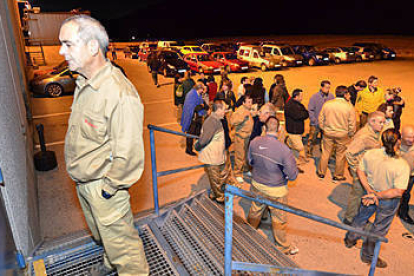 Trabajadores ayer a las puertas de la fábrica. / A.M.-