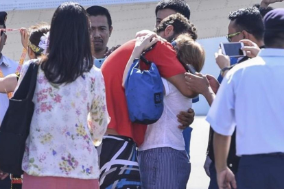David Hernández abraza a un familiar tras haber sido rescatado después de diez días a la deriva.-STR